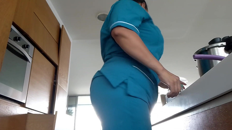 Milfcaliente69: Сотрудница с большой задницей мастурбирует свою сочную киску, готовя пищу для ее босса