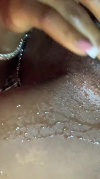Gagică sexy Blackgurl234 își mângâie pizda până când ejaculează