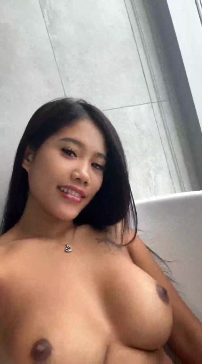 Mae Melody: Sfacciata nel bagno