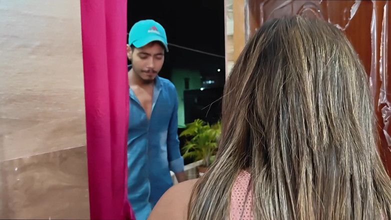 Pankaj Gupta: Estudiante universitario tiene sexo duro con el vendedor Tina Nandy