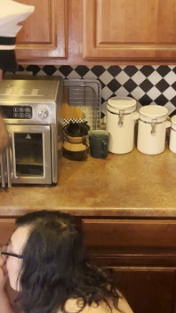 Milkman Christi'nin pastasını yalıyor