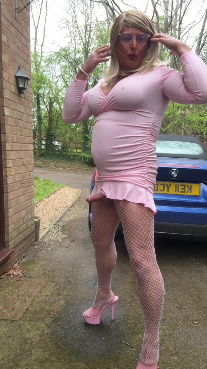 Kellycd2022: Travestit sexy Kellycd2022 în rochie roz și ciorapi cu plasă albă