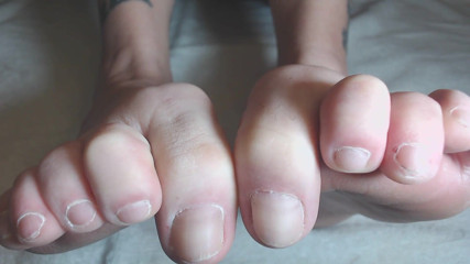 Abby Anna: Blote korte teennagels wiebelend