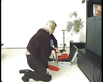 Porno kino: 彼女のムラムラしたマスターに支配されているホットなドイツのブロンド