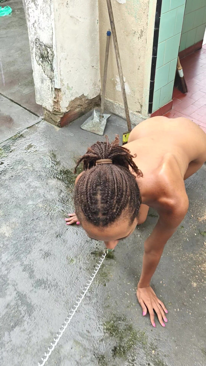 Lily Slav: Haiwan peliharaan submisif diambil untuk berjalan-jalan dan makan snek di...