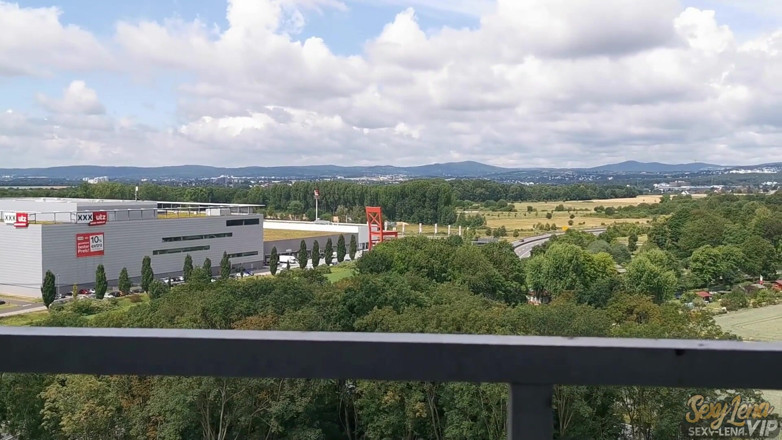 Goddess Lena: Куріння босоніж