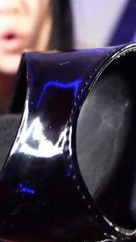 บูทส้นสูง 6 นิ้วสีดำเงา ถูกกราบกรานนมัสการ