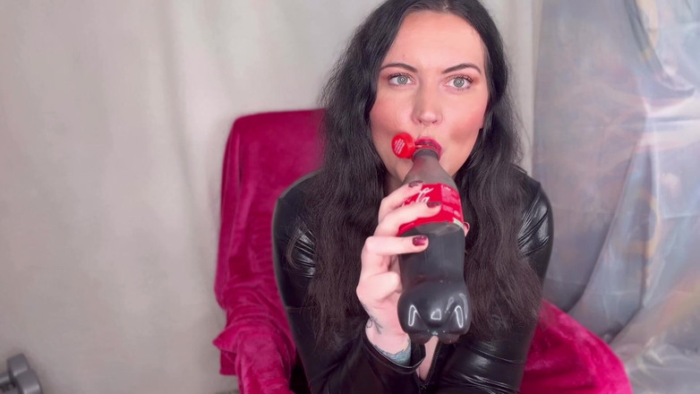 MissFFW: Miss Ffw genießt eine flasche cola und rülpst