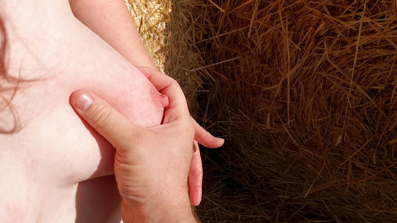 Bouncy Tits Action: Schiaffeggia le mie tette nel fienello