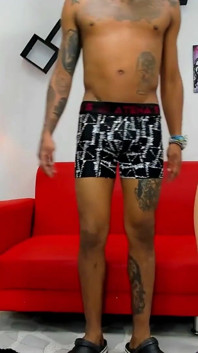 Silná intenzivní hluboké hrdlo v sexy orgii