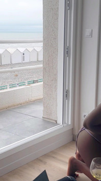 Sexy francouzská milfka setkání na pláži je tvrdě ošukána cizím velkým černým pérem na její střeše