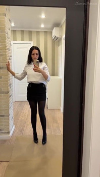 Giganta aplastada en pantimedias y tacones altos