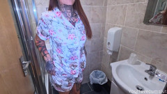 Yourfavecumslut: मेरे होटल के कमरे में पेशाब करने की हताशा