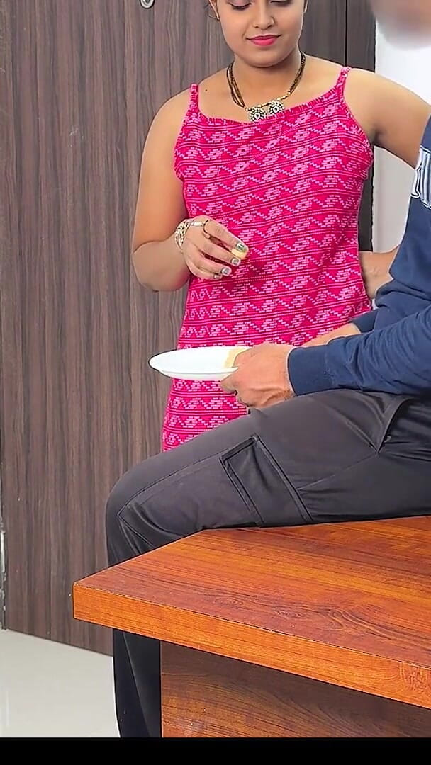 Sexy Komal: Alors que Komal distribuait des bonbons à tous les étudiants après la...