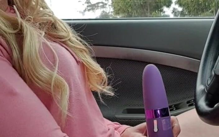 Michellexm: MILF masturbiert in ihrem auto
