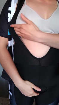 Une femme en filature s’échauffe après les cours