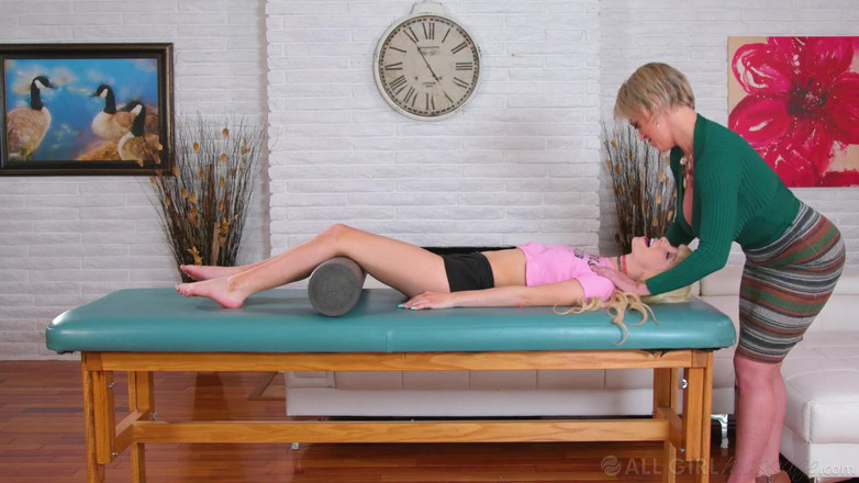 All Girl Massage: Весь масаж дівчини - мачуха вчить падчерку використовувати болстер з уроком лизання гарячої пизди