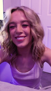 Blonde Kolej Panas Menghisap Semasa Bermain - Ashlyn Angel