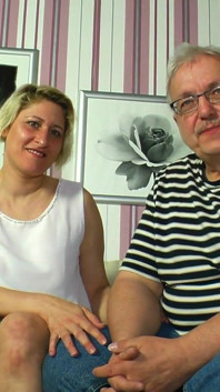 Blonďatá německá milfka otevírá svou kundičku, která je zoufale penetrována dvěma velkými ptáky, zatímco je natáčena v pov uvnitř místnosti