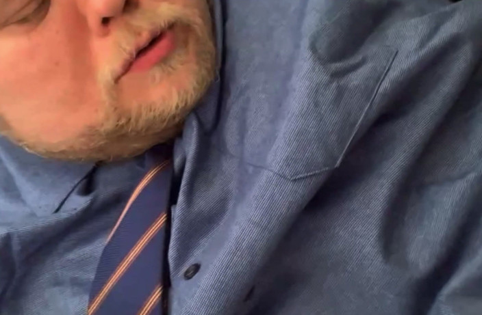 Jef Bear: 杰夫贝尔为他的老板出来，展示了他那丰满欲火的身体和满是精液的又粗又好色的阴茎