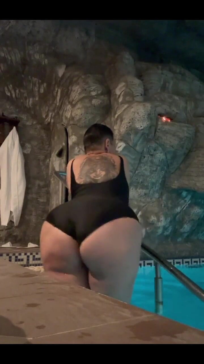 KarmenMilf: In piscina