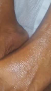 Nikki juicy toejob在他的睡前抚摸