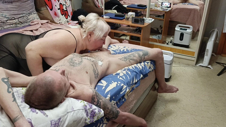 Zona901: 내 정액에 깊은 오럴을 주는 새엄마