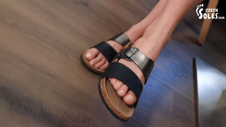 Czech Soles - foot fetish content: Holé nohy nevlastní sestry vás škádlí během studia