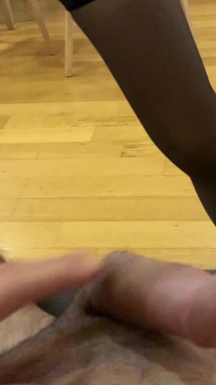 AmateurWifeXx: Sexy manželka zahýbá manželovi se sousedem v punčochách a červených tangách...