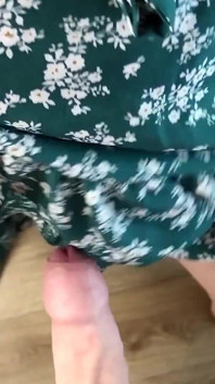Quiero que orinas y te corras en mis bragas mientras me froto el clítoris. ¿Puedes hacer esto por mí?