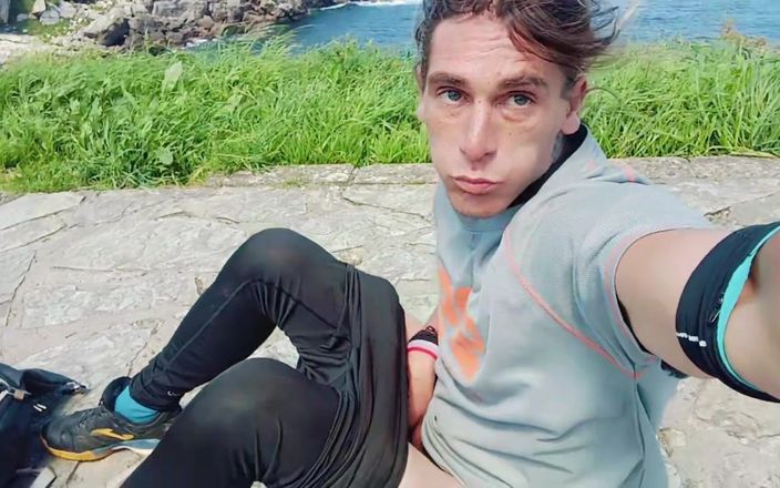 Sexi boy skinny nice: Cowok seksi ini bersihin memeknya sedikit di pantai