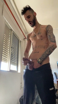 Pau grande se masturba e goza em cueca
