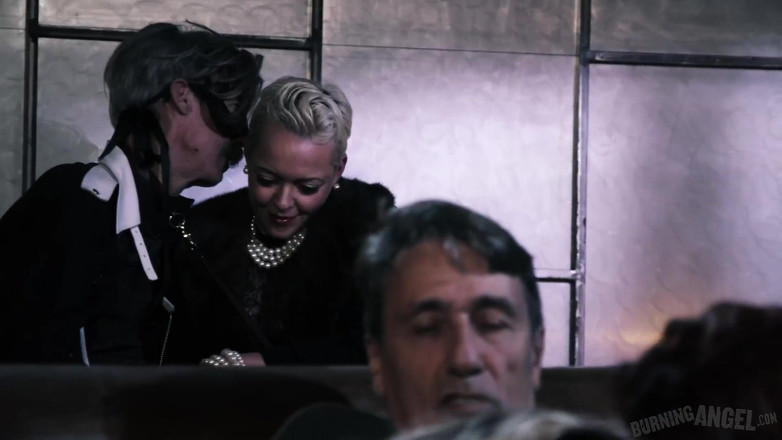 Burning Angel: Горящий ангел - Lola Fae и Carmen Caliente делят сперму в диком трахе в тройничке