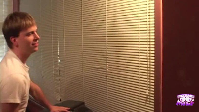 Huge Boobs MILF: Kręcone włosy Amanda traktuje dwóch napalonych facetów z lodzikiem i...