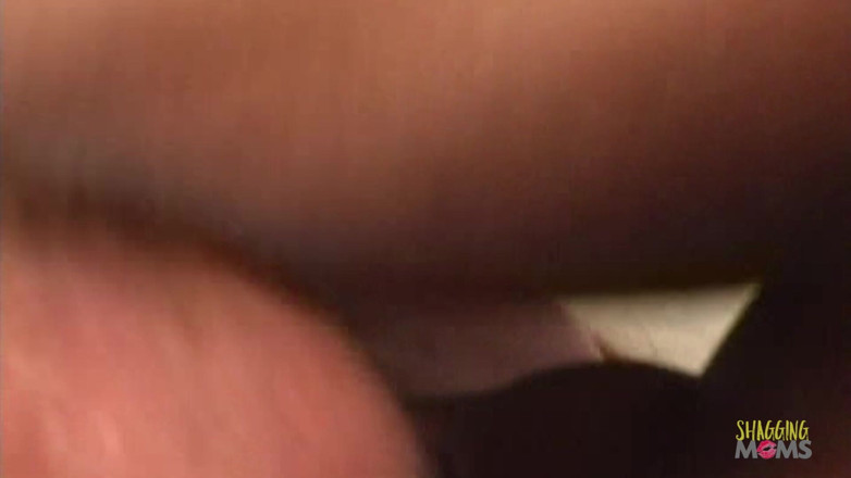 Shagging Stepmoms: Üçlü seks için iki adamı bariz bir şekilde baştan çıkaran orta yaşlı...