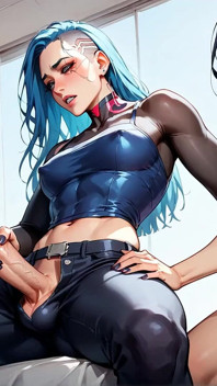 Il travestito dai capelli blu si adagia sulla schiena di lei, tenendo intensamente l'ampio lecca-lecca del suo partner mentre eiacula