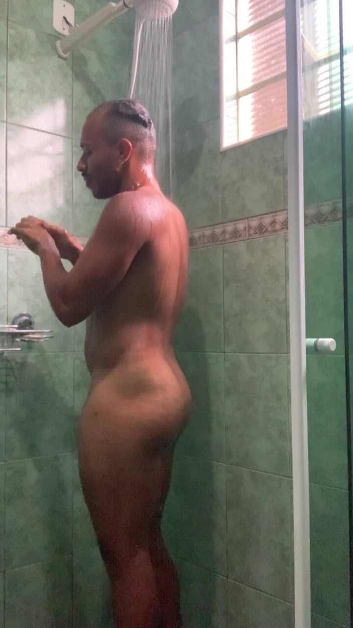 Ken Wild: Đi tắm và chờ bạn trai đụ tôi nóng bỏng