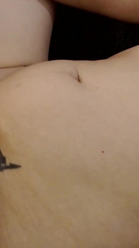 Seksi vücut amcığını okşuyor