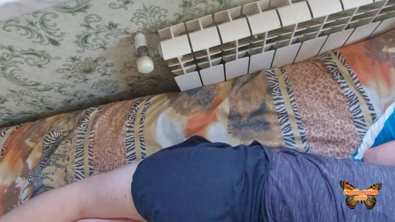 Kitty_Cross: 可爱的小屁股光滑性感的白人变装者娘娘腔的腿