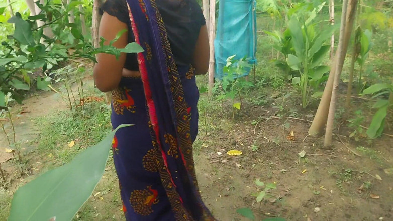Pooja raniji: Pooja Bhabhi Di Luar Taman - Video Kongkek Panas