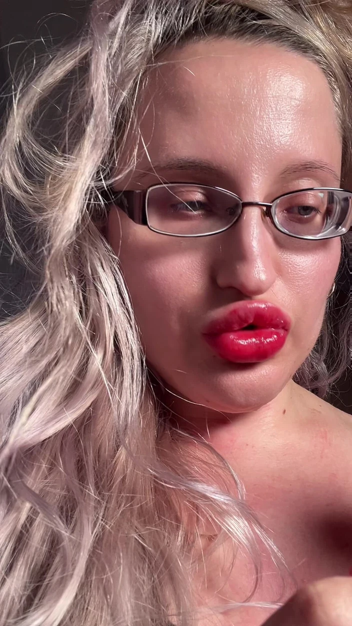 FinDom Goaldigger: Cuckjoi lipstik panjang bibir besar lidah panjang
