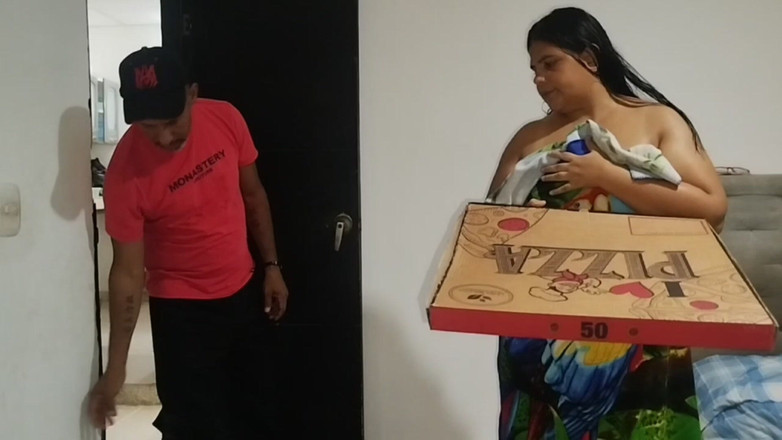 Adribella69: Pizza Deal yang beruntung. Cewek semok kolombia dengan pantat bahenol...