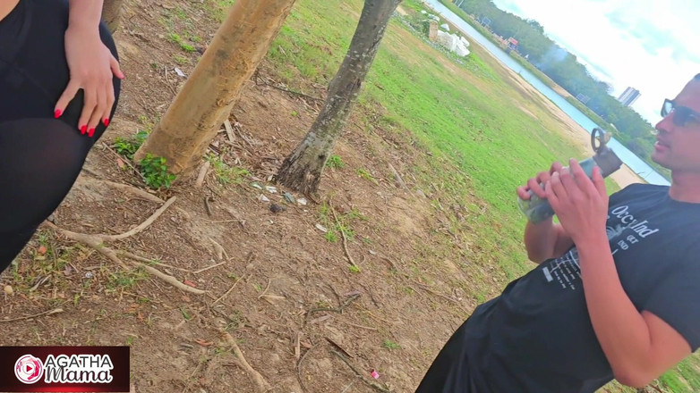 Agatha Mama: Agatha geeft borstvoeding in seks in het park, met gescheurde...