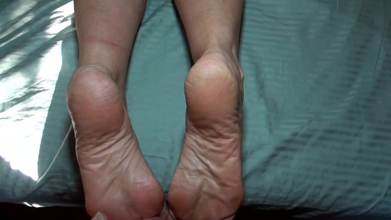 Aunt Ann: Sexy reife sohlen &amp; footjob Tante Ann spielt mit ihrer muschi...