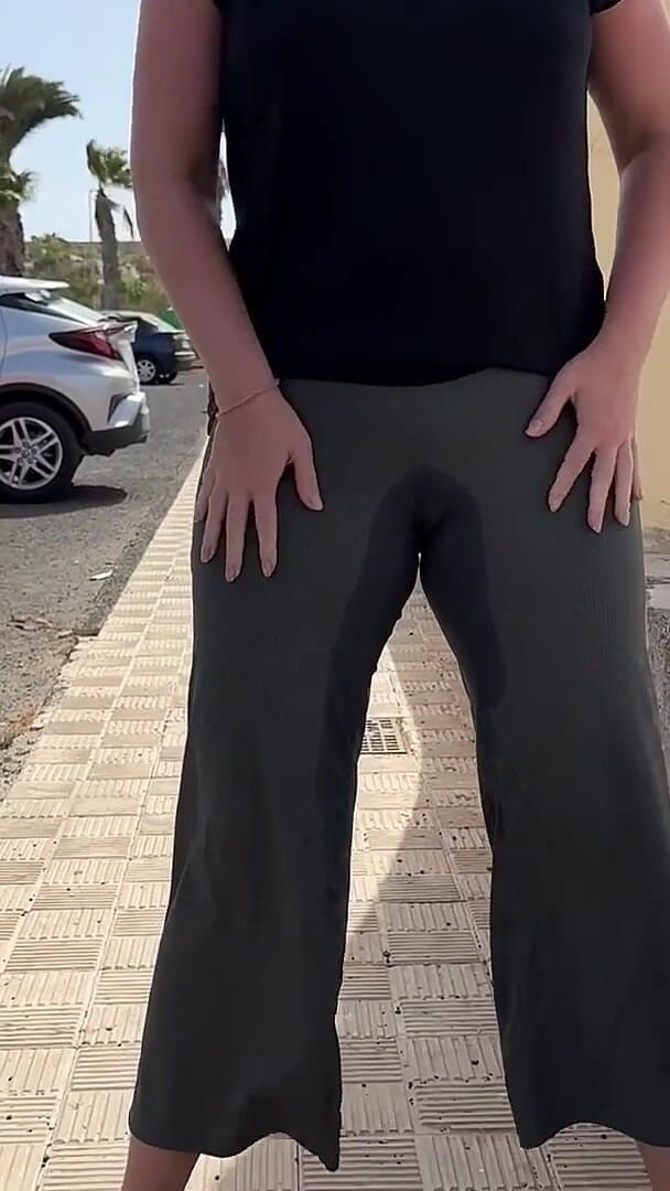 Girl Wetting Pants on the Street (Sunshine mom)
