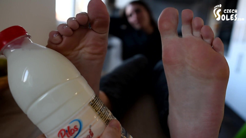 Czech Soles - foot fetish content: 큰, 피곤하고 냄새 나는 발 - POV