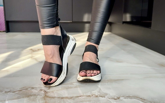 Julia domaina: Sandály a černé těsné kožené legíny, černý lak na nehty