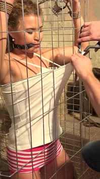 Angel Diamonds attachée en cage, bâillonnée