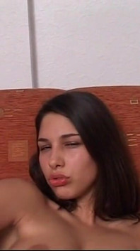 Jóvenes zorras sucias tienen sexo en solitario