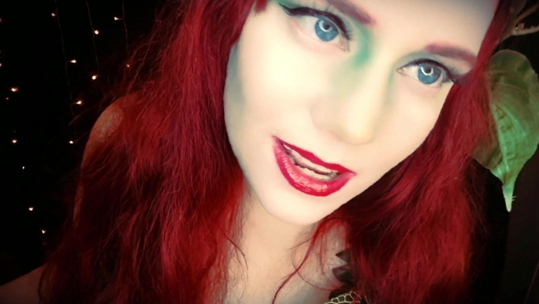 Scarlet Vixen: L’exécutrice Ivy vous empoisonne avec son baiser (Mkv)